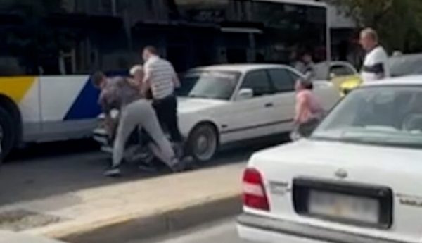 Αιγάλεω: Άγριο ξύλο μεταξύ οδηγών στην Πέτρου Ράλλη – Δύο τραυματίες στο νοσοκομείο