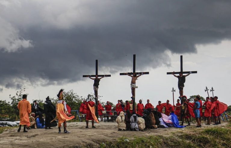 Φιλιππίνες: Αναπαριστούν τη Σταύρωση του Χριστού παρά την αντίρρηση της Καθολικής Εκκλησίας