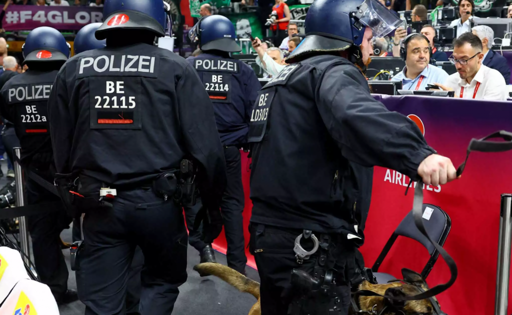 Με ρόπαλα και γκλομπ η συμπλοκή στο Βερολίνο – Διέφυγε τον κίνδυνο ο οπαδός που ήταν σε κρίσιμη κατάσταση