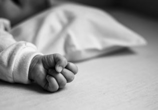 Βραυρώνα: Στον ανακριτή ο πατέρας του νεκρού βρέφους – «Είναι βέβαιο ότι θα βρούμε αιτία θανάτου»