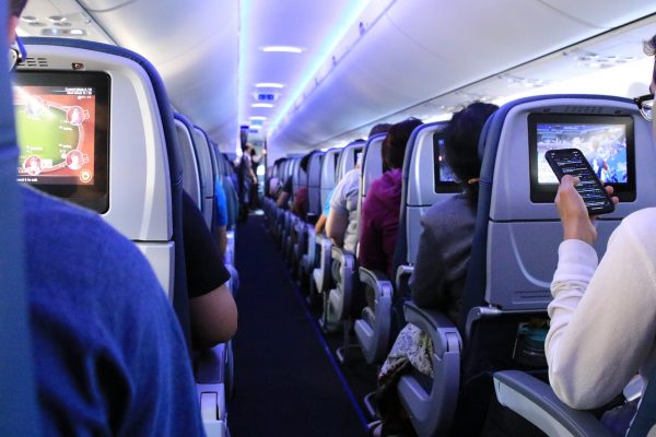 Τι δεν πρέπει να κάνεις όταν ταξιδεύεις με αεροπλάνο – Οι 10 κανόνες