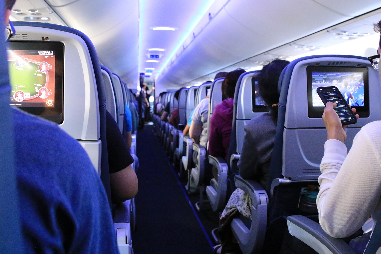 Τι δεν πρέπει να κάνεις όταν ταξιδεύεις με αεροπλάνο – Οι 10 κανόνες