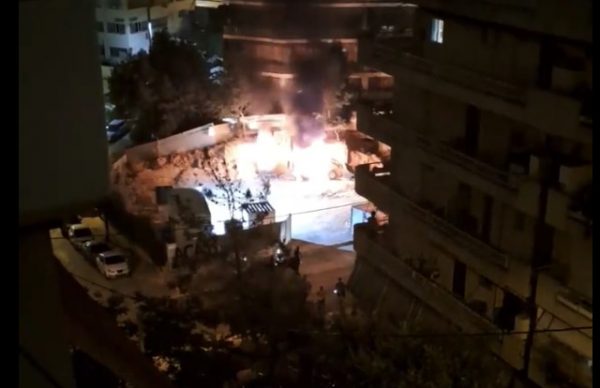 Εμπρηστική επίθεση στο εργοτάξιο του μετρό στο Γαλάτσι – Κάηκαν δύο μπουλντόζες