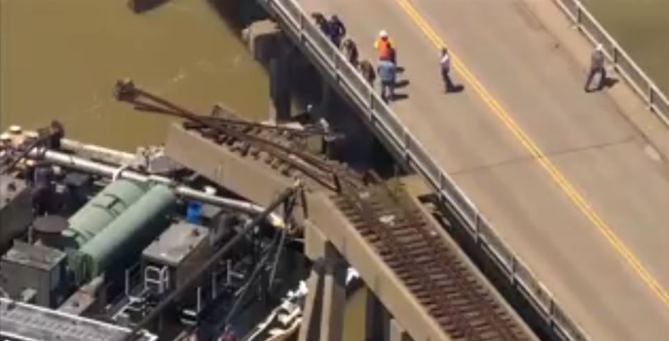 Τέξας: Φορτηγίδα προσέκρουσε σε γέφυρα στο Γκάλβεστον – Διαρροή πετρελαίου