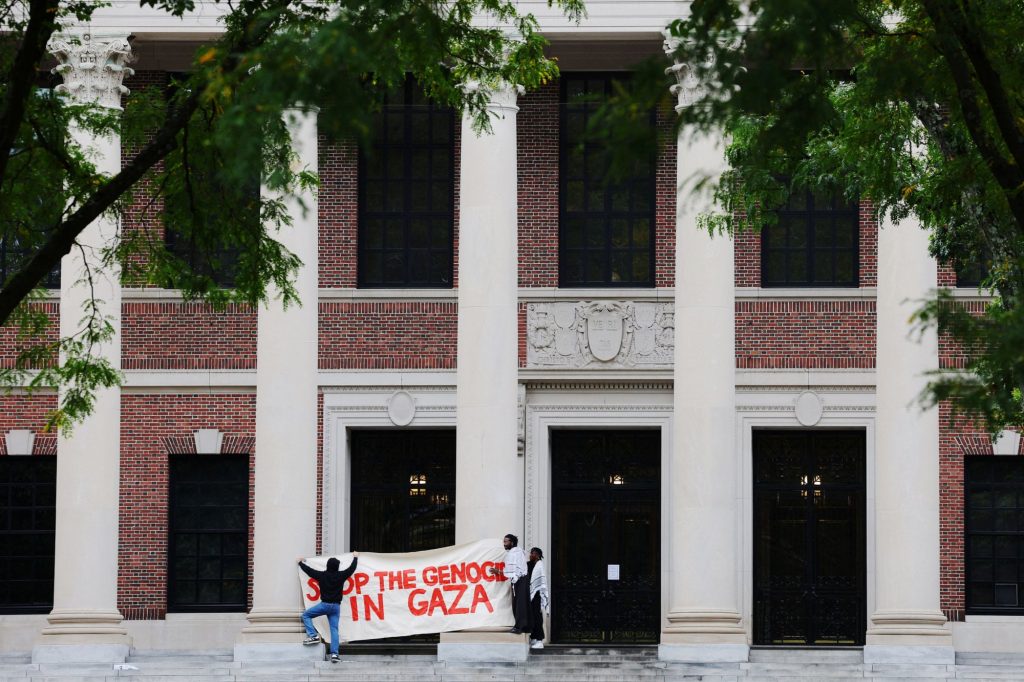 Χάρβαρντ: «Τερματίστε την κατάληψη» - Ο πρόεδρος του πανεπιστημίου απειλεί τους φοιτητές με αποβολή