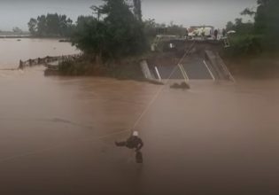 «Πνίγεται» η Βραζιλία – Βίντεο από τη στιγμή που το νερό «καταπίνει» γέφυρα