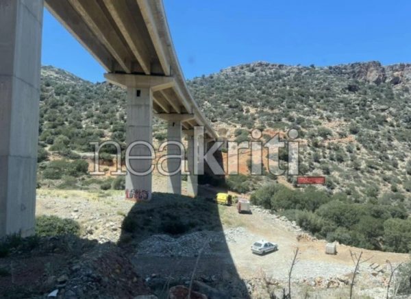 Κρήτη: Μαθήτρια η 17χρονη που έπεσε από γέφυρα – «Ακροβατούσε για ώρα στην προστατευτική μπάρα του ΒΟΑΚ»