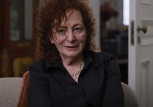 «Ζούμε σε ανατριχιαστικά Μακαρθικούς καιρούς»: Η Ναν Γκόλντιν για την ντροπή της για τη Γάζα