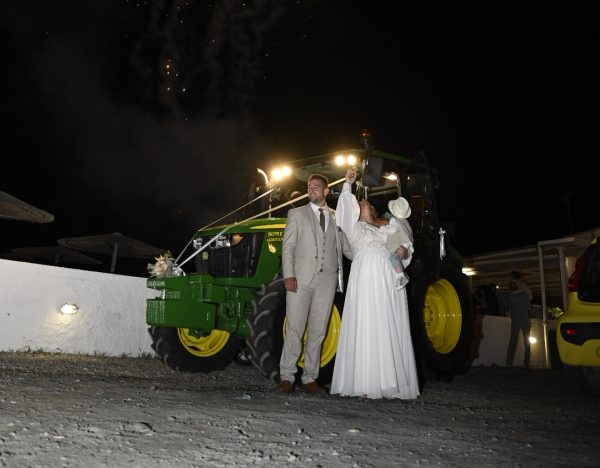 Σύρος: Γαμπρός πήγε στην εκκλησία με το… τρακτέρ