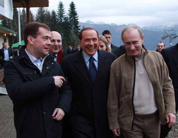 Όταν ο Πούτιν έδωσε στον Μπερλουσκόνι την καρδιά ενός ελαφιού – «Θα σου προσφέρω εξαιρετικό φαγητό»