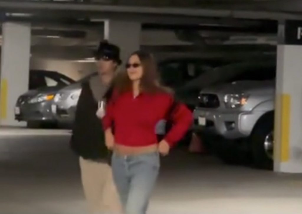 Η Χέιλι Μπίμπερ επιδεικνύει τη φουσκωμένη κοιλίτσα της – Η έξοδος με τον Τζάστιν Μπίμπερ