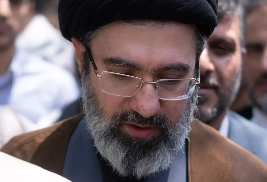 Ιράν: Ο αθόρυβος γιός του Χαμενεΐ που κινεί τα νήματα