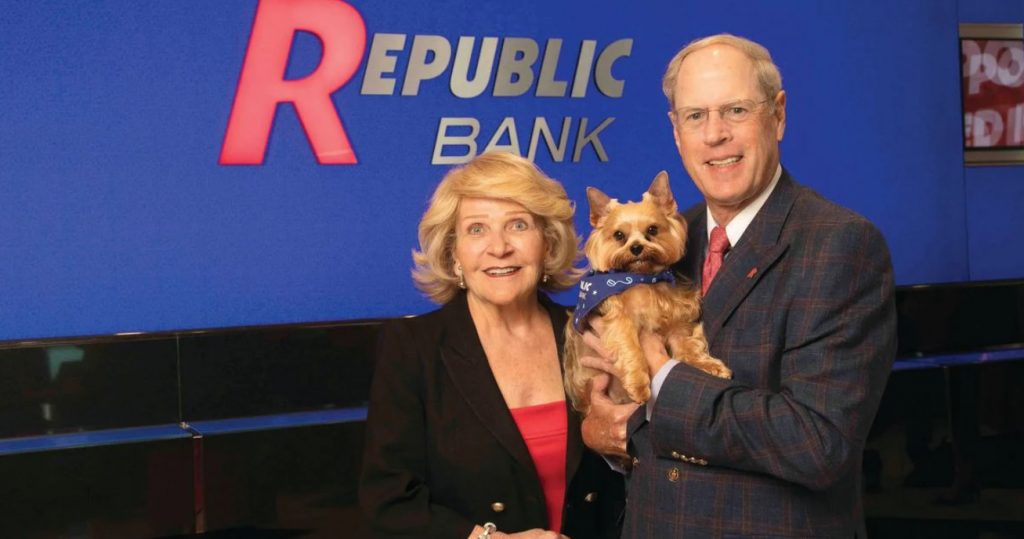 Ο CEO που προσέλαβε τη σύζυγο, έκανε Sir τον σκύλο τους και… γκρέμισε μια τράπεζα
