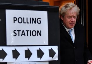 Εκλογές στη Βρετανία: Ο Μπόρις Τζόνσον «έφαγε πόρτα» σε εκλογικό κέντρο