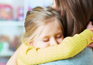 Παιδιά: Οι 10 συμβουλές που πρέπει να γίνουν η «Βίβλος» γονέων και παπούδων για τη συμπεριφορά απέναντί τους