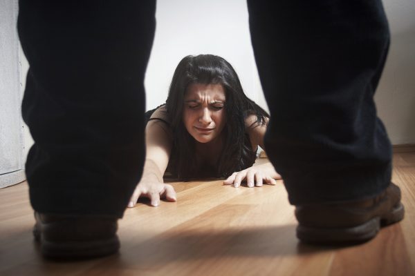 Ενδοοικογενειακή βία: Σοκάρουν οι αριθμοί των περιστατικών – 305 συλλήψεις σε μία εβδομάδα