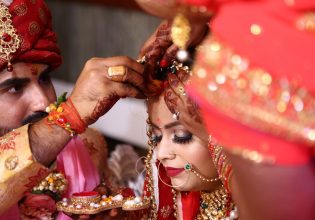 Στην Ινδία ο άντρας μπορεί να κάνει σεξ με τη γυναίκα του όποτε θέλει, επομένως… δεν υφίσταται βιασμός