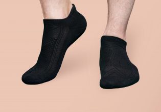 «Δίκασε» η Gen Z: «Μόνο οι γέροι φοράνε κάλτσες μέχρι τον αστράγαλο»