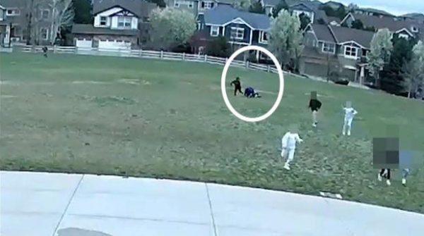 ΗΠΑ: Κάμερα κατέγραψε 33χρονο τρανς να προσπαθεί να αρπάξει παιδιά από σχολείο