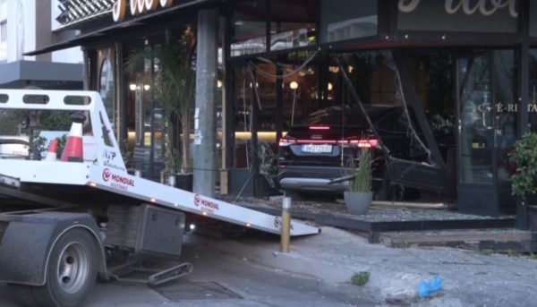 Τρελή πορεία ΙΧ στη Λ. Συγγρού – «Μπήκε» σε καφετέρια