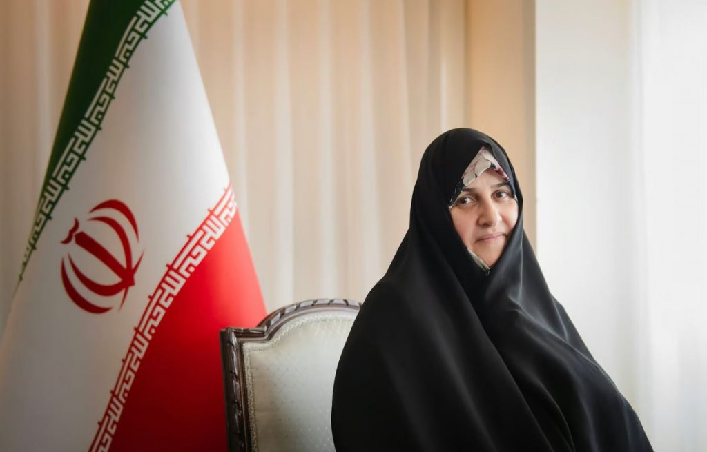 Ιράν: Ποια είναι η χήρα του προέδρου Ραϊσί που λέει ότι είναι πράξη βίας να σπουδάζουν οι γυναίκες