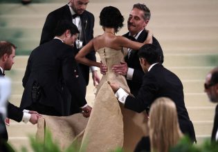 Πώς το Met Gala μετέτρεψε τις γυναίκες σε ακίνητα αντικείμενα