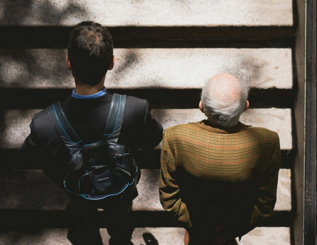 Τελικά πόσο χρονών είναι για την Gen Z οι «μεγάλοι»