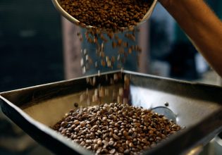 Ακρίβεια: «Πετάει» στα 3 ευρώ ο καφές στο χέρι – Τι «πυροδοτεί» την αύξηση στην τιμή