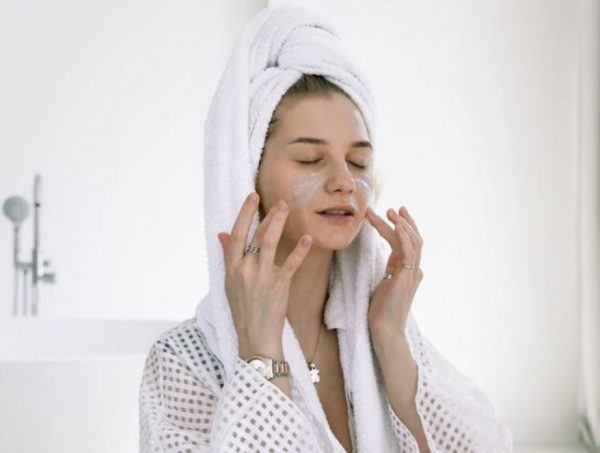 Πόσα λεπτά πρέπει να περιμένετε μέχρι να απορροφηθούν τα προϊόντα περιποίησης του προσώπου σας;