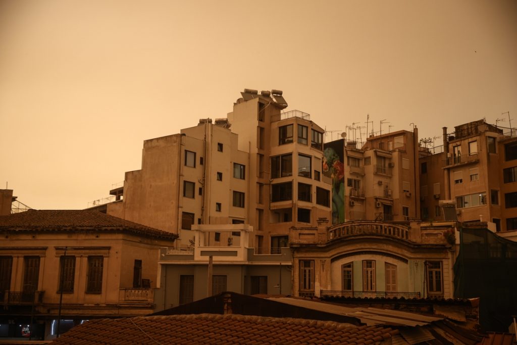 Αφρικανική σκόνη: Τι είναι ο υποτροπικός αεροχείμαρρος που φέρνει σκόνη και 35άρια