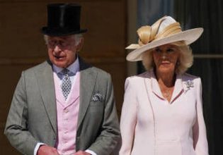 Βασιλιάς Κάρολος: Ντυμένος στα ροζ υποδέχθηκε 4.000 καλεσμένους