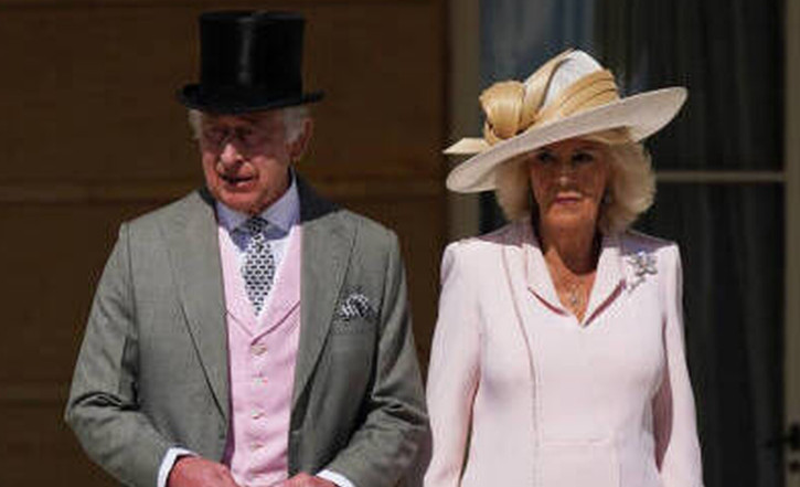 Βασιλιάς Κάρολος: Ντυμένος στα ροζ υποδέχθηκε 4.000 καλεσμένους