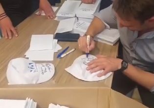 Στο Κιλκίς ο Κασσελάκης – «Μπούκαρε» στα γραφεία της ΝΔ και υπέγραψε σε καπελάκια (Βίντεο)