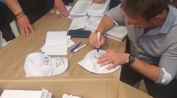 Στο Κιλκίς ο Κασσελάκης - «Μπούκαρε» στα γραφεία της ΝΔ και υπέγραψε σε καπελάκια (Βίντεο)