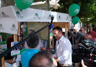 Ευρωεκλογές: Στο προεκλογικό περίπτερο του ΠΑΣΟΚ στον Εύοσμο ο Κασσελάκης με αναφορές στον Παπανδρέου