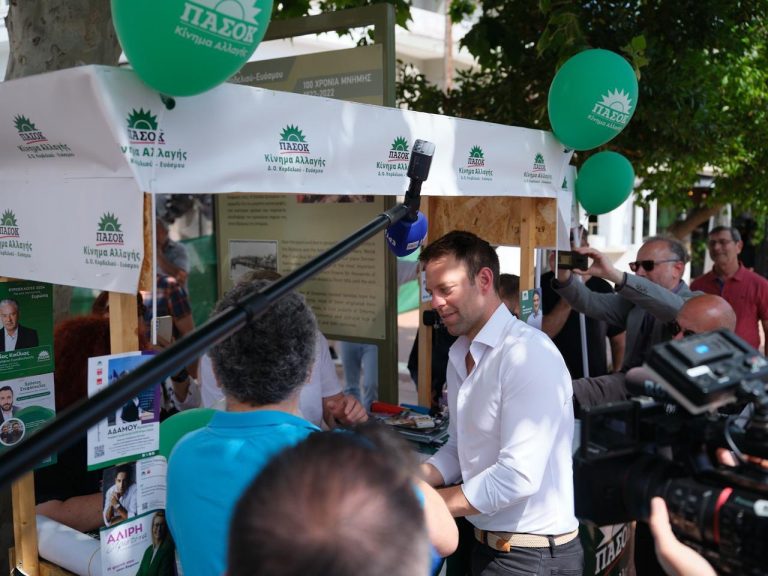 Ευρωεκλογές: Στο προεκλογικό περίπτερο του ΠΑΣΟΚ στον Εύοσμο ο Κασσελάκης με αναφορές στον Παπανδρέου