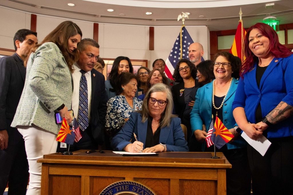 Αριζόνα: Η κυβερνήτρια επικύρωσε την κατάργηση νόμου του 1864 που απαγόρευε την άμβλωση