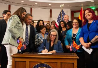 Αριζόνα: Η κυβερνήτρια επικύρωσε την κατάργηση νόμου του 1864 που απαγόρευε την άμβλωση