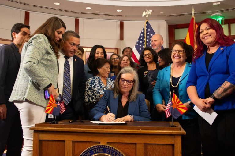 Αριζόνα: Η κυβερνήτρια επικύρωσε την κατάργηση νόμου του 1864 που απαγόρευε την άμβλωση