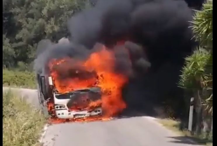 Κέρκυρα: Φωτιά σε τουριστικό λεωφορείο – Κάηκε ολοσχερώς