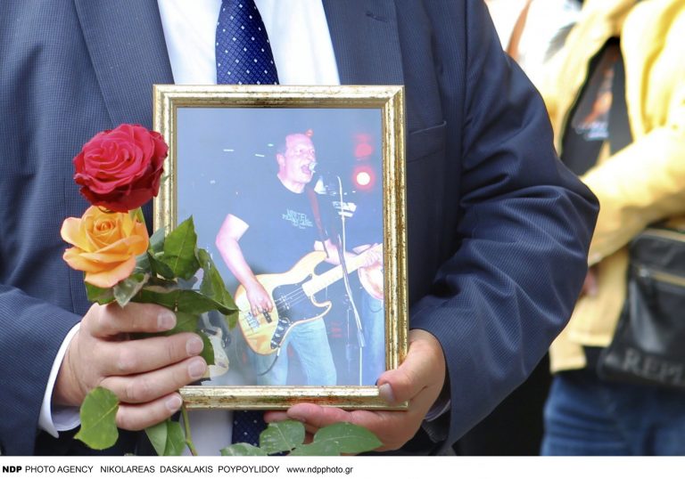 Σε κλίμα συγκίνησης το τελευταίο «αντίο» στον Αντώνη Τουρκογιώργη – Ποιοι επώνυμοι έδωσαν το παρών