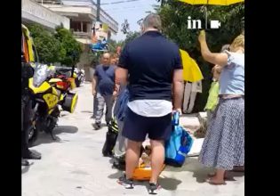 Κηφισιά: Η στιγμή που ο μαθητής μεταφέρεται στο νοσοκομείο τραυματισμένος – Πώς έπεσε η πόρτα στο σχολείο