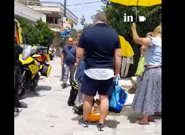 Κηφισιά: Η στιγμή που ο μαθητής μεταφέρεται στο νοσοκομείο τραυματισμένος – Πώς έπεσε η πόρτα στο σχολείο