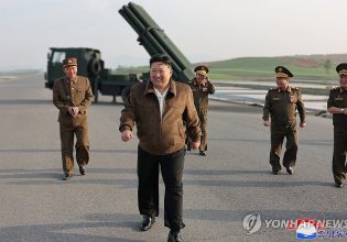 Βόρεια Κορέα: Ο Κιμ Γιονγκ Ουν επιθεώρησε συστήματα πολλαπλών εκτοξευτών πυραύλων