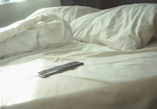 Είναι μύθος ότι αργούμε να κοιμηθούμε επειδή χαζεύουμε στο κινητό μας;