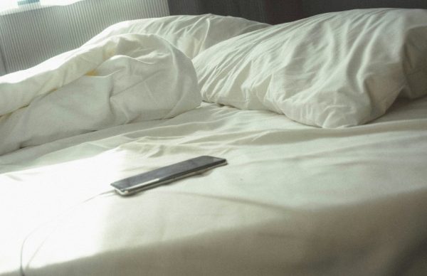 Είναι μύθος ότι αργούμε να κοιμηθούμε επειδή χαζεύουμε στο κινητό μας;