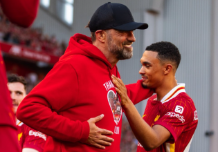 Συγκλονιστικό: Ο Κλοπ διαβάζει γράμματα φίλων της Λίβερπουλ και δακρύζει από την συγκίνηση (vid)