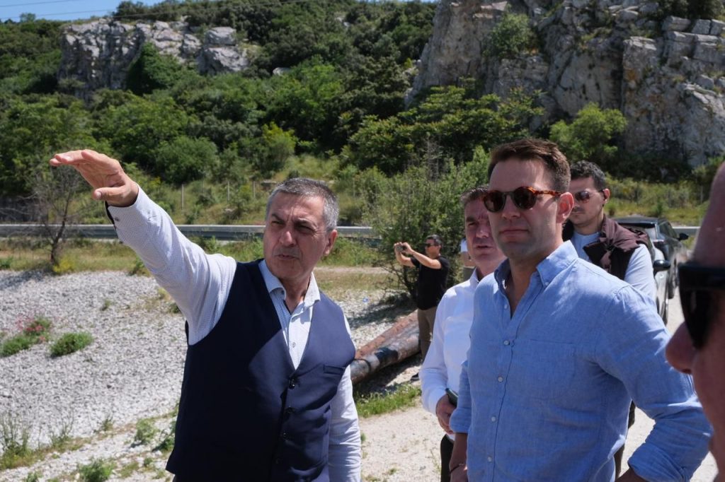 Στέφανος Κασσελάκης: Στην πληγωμένη από τις πλημμύρες Θεσσαλία – Τα νερά παραμένουν εδώ και οκτώ μήνες