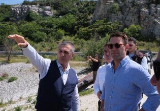 Στέφανος Κασσελάκης: Στην πληγωμένη από τις πλημμύρες Θεσσαλία – Τα νερά παραμένουν εδώ και οκτώ μήνες