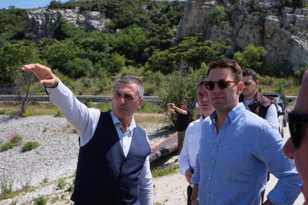 Στέφανος Κασσελάκης: Στην πληγωμένη από τις πλημμύρες Θεσσαλία – Τα νερά παραμένουν εδώ και οκτώ μήνες